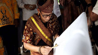 Saat Sandiaga Uno Mencoba Buat Batik Khas Tebing Tinggi Sumut