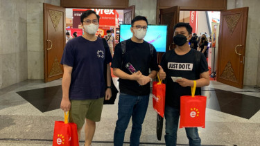 Pengunjung berburu 'harta karun' di Indocomtech 2022.