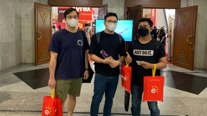 Pengunjung berburu 'harta karun' di Indocomtech 2022.