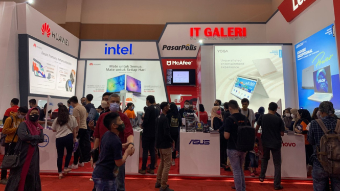 Pengunjung berburu 'harta karun' di Indocomtech 2022.