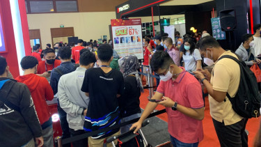 Pengunjung berburu 'harta karun' di Indocomtech 2022.
