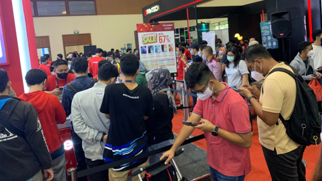 Pengunjung berburu 'harta karun' di Indocomtech 2022.