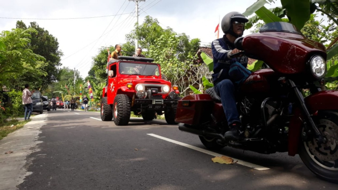 Peserta sunatan massal diarak mobil VW dan Jeep