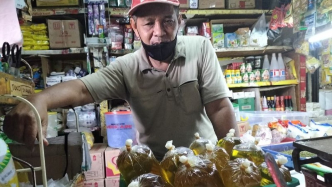 Pedagang minyak goreng di Pasar Slipi.