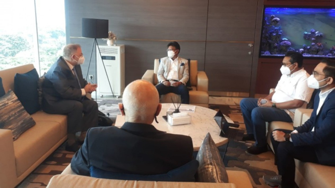 Menteri Komunikasi dan Informatika, Johnny G. Plate, dan Duta Besar (Dubes) Bulgaria untuk Indonesia, Petar Andonov.