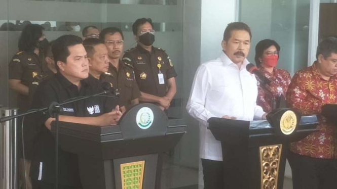 Menteri BUMN Erick Thohir (Kiri).