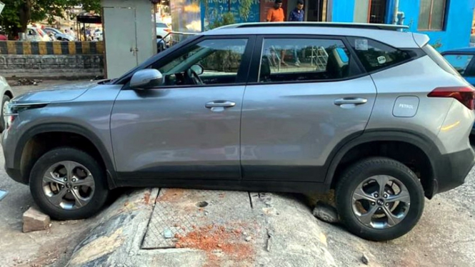 Mobil KIA Seltos tersangkut di polisi tidur.