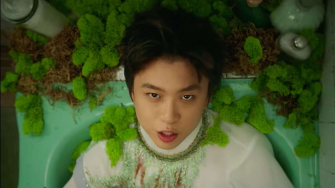Rich Brian dalam video klip Lagoon