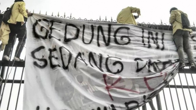 Mahasiswa demo tolak RKUHP di DPR.