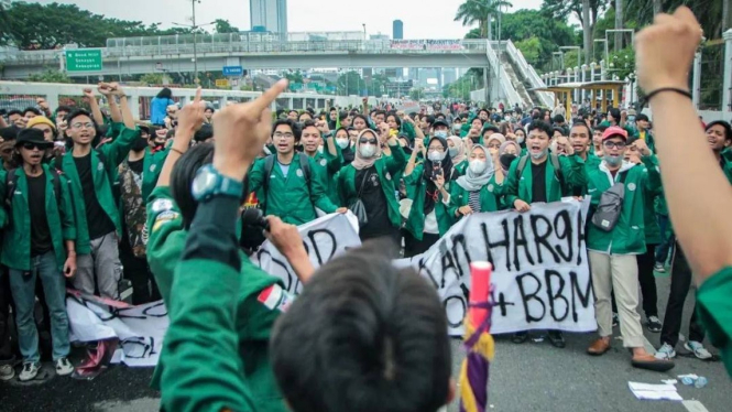 Mahasiswa demo tolak RKUHP di depan gedung DPR.