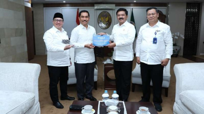 Taspen serahkan THT dan pensiun ke Marsekal TNI Purn Hadi Tjahjanto.