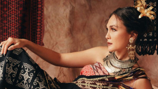7 Potret Luna Maya Kenakan Kain Tenun NTT & Ulos, Always Stunning