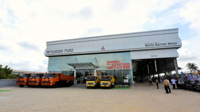 Diler Mitsubishi Fuso di Banjarmasin.