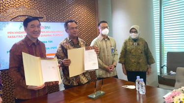 (Ki-ka) Presiden Direktur Kalbe Farma Vidjongtius Pemimpin Divisi Corporate Banking 1 BNI I Made Sukajaya, Direktur Corporate Banking BNI Silvano Rumantir dan Direktur Bisnis Konsumer BNI Corina Leyla Karnalies dalam Penandatanganan Perjanjian Kredit.
