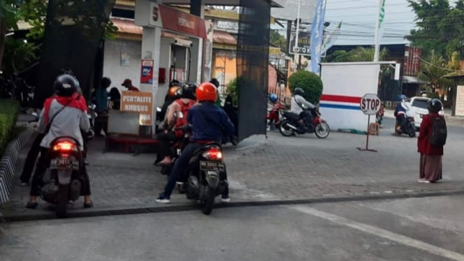 Pengguna sepeda motor antre beli Pertalite di Pom Bensin Pertamina
