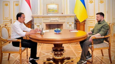 Presiden Jokowi duduk bersama dengan Presiden Ukraina Volodymyr Zelensky