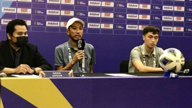 Pelatih Kaya FC Iloilo Yu Hoshide (tengah)