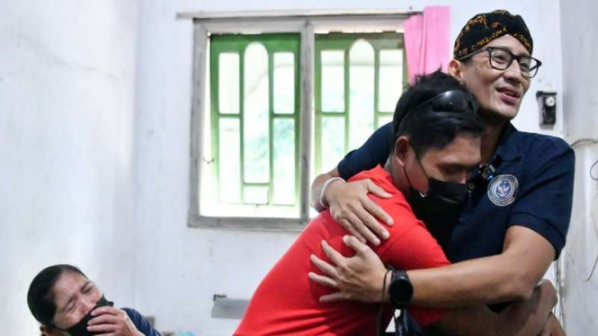 Menparekraf Sandiaga Uno membantu warga dengan memberi modal usaha