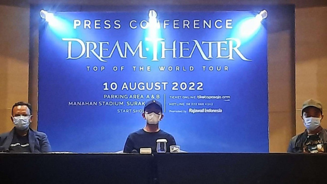 Wali Kota Solo Gibran Rakabuming Raka bersama pendiri Rajawali Indonesia Anas Syahrul Alimi berbicara kepada pers tentang rencana penyelenggaraan konser Dream Theater di Solo dalam konferensi pers di Hotel Alila, Solo, Rabu, 29 Juni 2022.