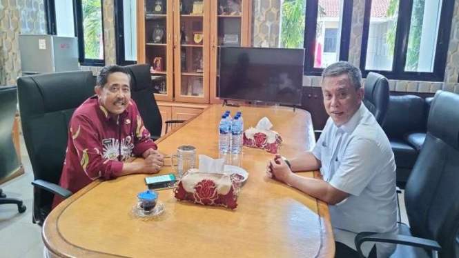 Bupati Kepulauan Seribu Junaedi (kiri) dan Ketua DPRD DKI Jakarta Prasetyo Edi  