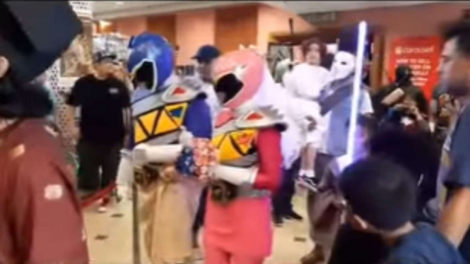 Viral pengantin menggunakan kostum power rangers