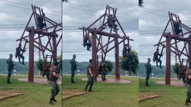 Tentara Bermain Ayunan Putar-putar