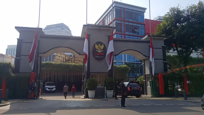 Bendera Setengah Tiang di Kantor Kementerian PAN-RB