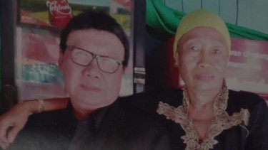 Foto Tjahjo Kumolo bersama bu Ana pedagang mangut langganannya di Semarang