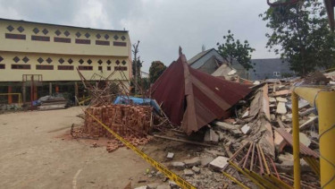 Sebuah gedung sekolah Islam Terpadu setinggi tiga lantai di Palembang roboh