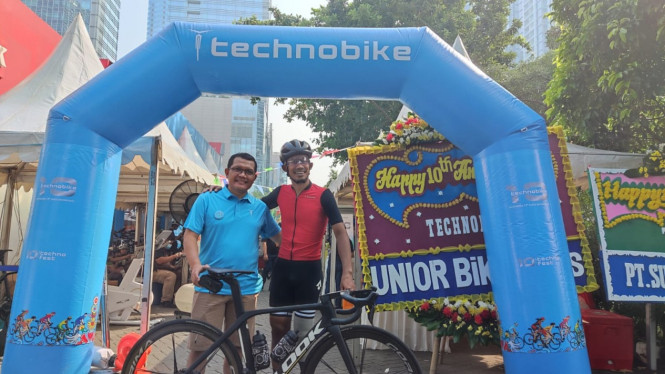 Atlet para-balap sepeda, M Fadli Immammuddin (kanan)