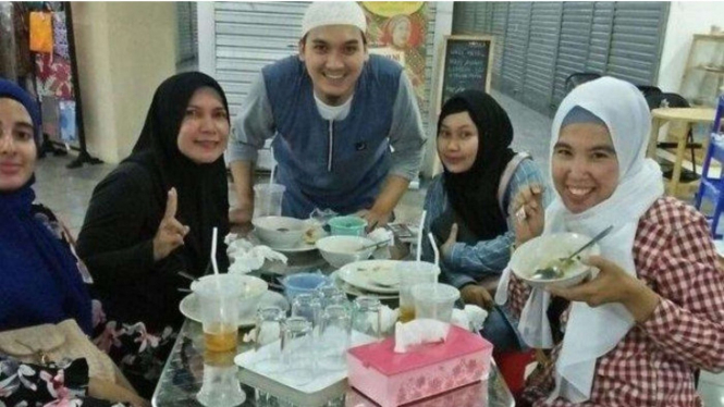 Egi John (tengah) bersama pembeli di kedai sotonya