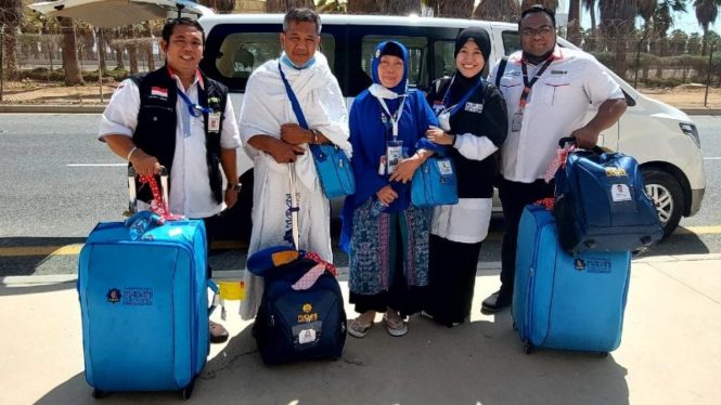 Sepasang suami istri jemaah haji khusus dibantu Tim PIHK Daker Bandara 2019