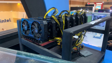 Perangkat keras menambang kripto (crypto mining).