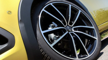 Roda mobil Mercedes-Benz yang telah dimodifikasi