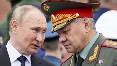 Presiden Rusia Vladimir Putin dan Menhan Rusia Sergei Shoigu