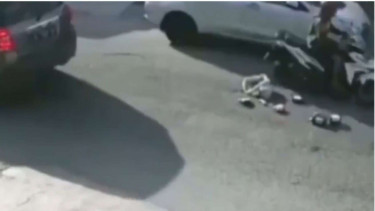 Viral Kurir paket kemalingan motor hingga paketnya berjatuhan
