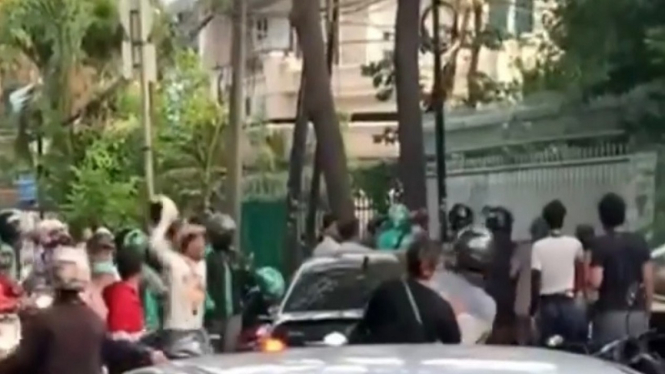 Pengemudi mobil diamuk massa di Sunter