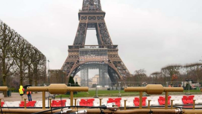 Menara Eiffel dan antenanya sedang diperbaiki