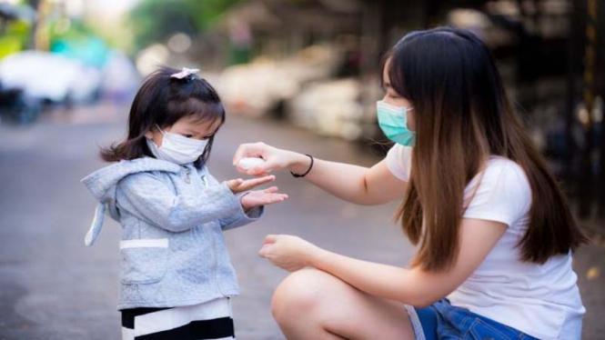 Anak memakai masker