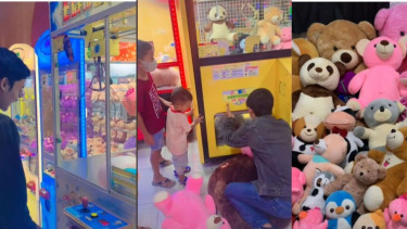 Pria borong boneka saat main mesin capit boneka