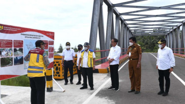Presiden Jokowi meninjau proyek peningkatan struktur jalan Laehuwa-Ombolata-Tumula-Faekhuna’a di Kabupaten Nias Utara.