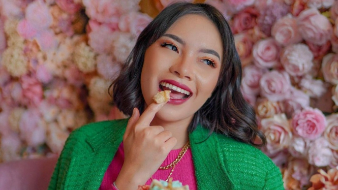 Food vlogger Mgdlenaf, Magdalena Fridawati.