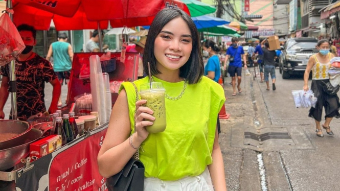 Food vlogger Mgdlenaf, Magdalena Fridawati.