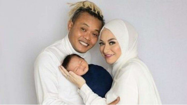Potret saat Sule dan Nathalie bersama anak