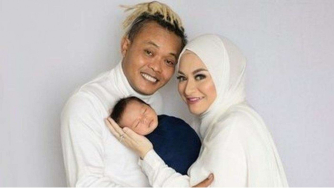 Potret saat Sule dan Nathalie bersama anak