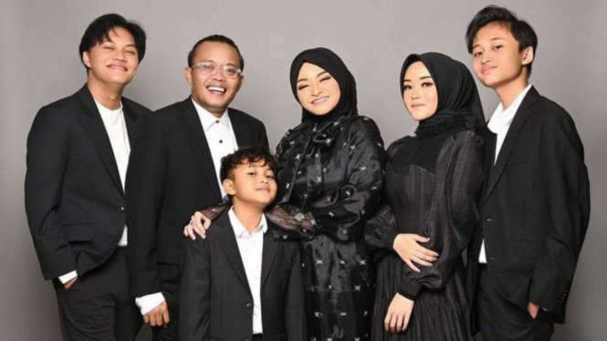 Potret Mesra Keluarga Sule dan Nathalie 