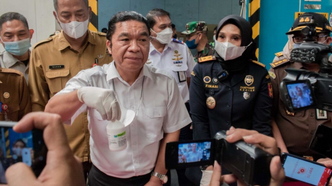 Al Muktabar, Penjabat (Pj) Gubernur Banten, pada konferensi pers yang digelar di gudang PT JAS, Senin (04/07).