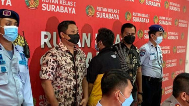 Mas Bechi, tersangka pencabulan (baju hitam dan kuning)