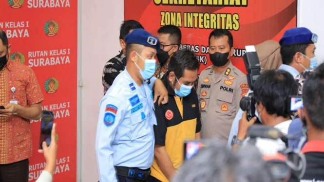 Mas Bechi, tersangka pencabulan (baju hitam dan kuning)