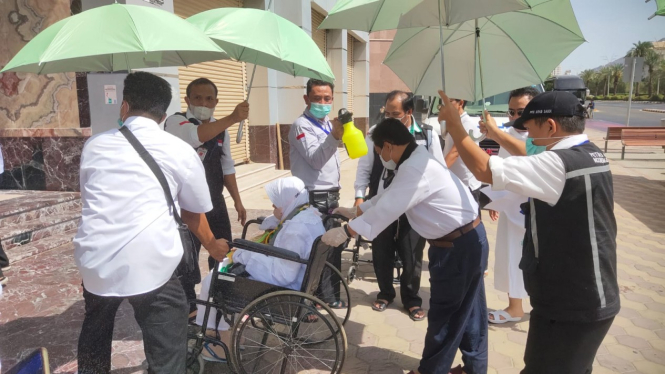 Jemaah haji sakit melaksanakan safari wukuf dengan bus ke Arafah